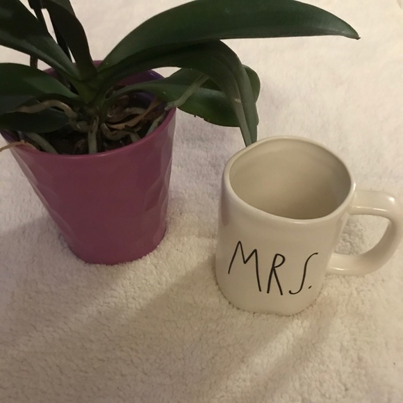New! Rae Dunn “Mrs” Collectible Coffee/Tea Mug - Picture 1 of 4